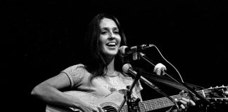 জোয়ান বায়েজ: গান যার প্রতিবাদের হাতিয়ার Joan Baez in the 70's