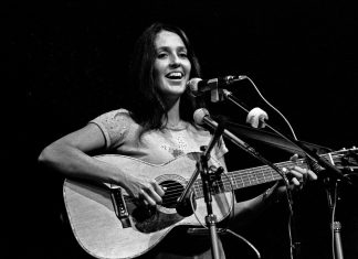 জোয়ান বায়েজ: গান যার প্রতিবাদের হাতিয়ার Joan Baez in the 70's
