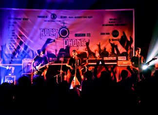 রক-ও-ফোন: টিএসসিতে মান্দি উন্মাদনা rock o phone