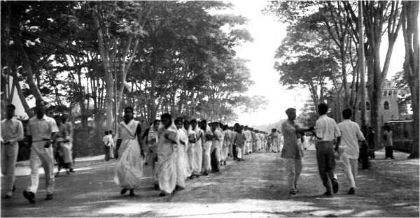 ১৯৫২ সালের ২১শে ফেব্রুয়ারি, ঢাকা মেডিকেল কলেজের সামনে ছাত্রীদের একটি দল